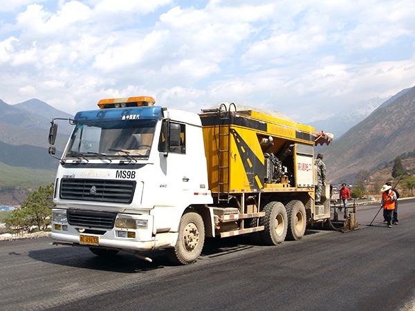 同步封層車(chē)的定期保養(yǎng)**關(guān)注哪些?